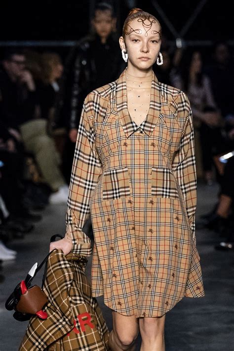 burberry fw 19 20|Runway Looks .